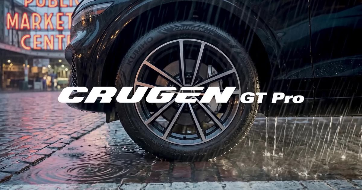 Kumho Crugen GT Pro — wheel close-up in Seattle rain, Pike Place Market behind